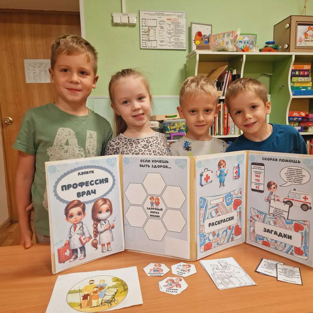 Наш лэпбук получился просто невероятно интересным! Когда мы с мамой и папой закончили над ним работать, я не могла отвести от него глаз. Это не просто папка, а целая сокровищница! В нем оказалось так много секретиков: открываешь один клапан — а там спрятан ребус, тянешь за картонную полоску — и появляется отгадка на сложную медицинскую загадку. Я трогала все эти кармашки и чувствовала, какая важная работа у моих родителей.
Я была в таком восторге от того, что мы сделали! Лэпбук вышел таким ярким и необычным, что его хочется рассматривать часами. Там есть и про дедушку, и про бабушку, и про то, как работает наше тело. Я даже немножко загордилась собой, потому что сама помогала все это оформлять и придумывать. Это слово «лэпбук» теперь для меня звучит как праздник, потому что он получился самым лучшим и познавательным!