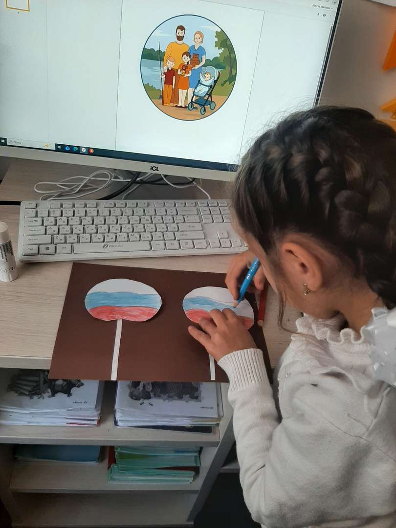 Девочка заканчивает рисовать.