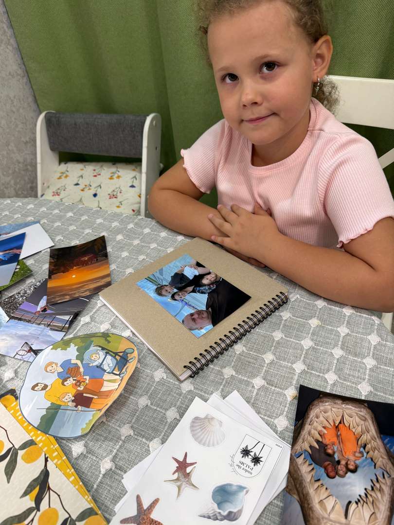 Обложку для альбома Есения выбрала сама , где изображена вся ее семья. Альбом созданный своими руками будет греть душу и останется на долгую память ❤️🫶🏻