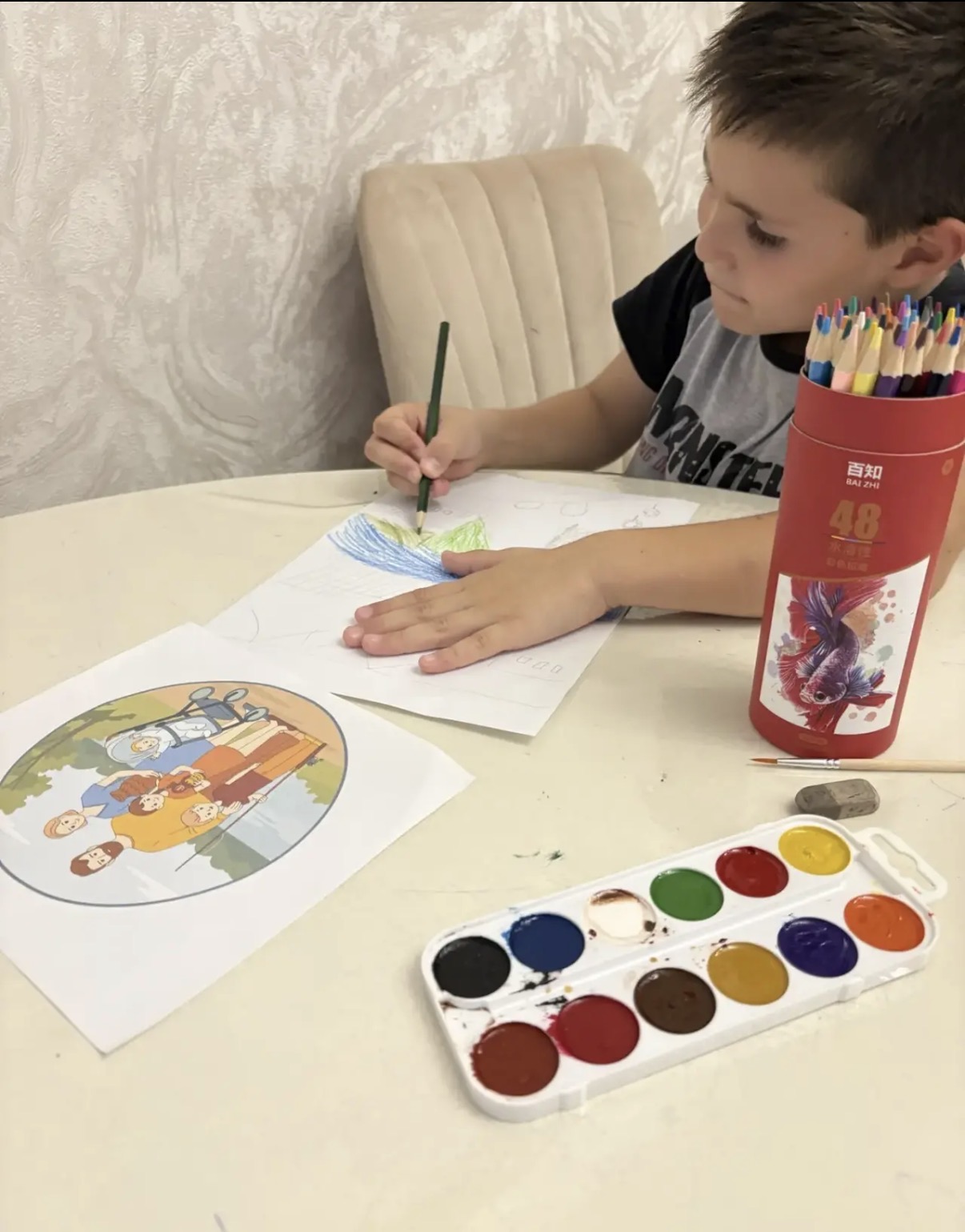 Даже простая тропинка, убегающая за край листа, словно зовёт пройтись по селу, почувствовать, как нагретые доски крыльца приятно греют босые ноги.