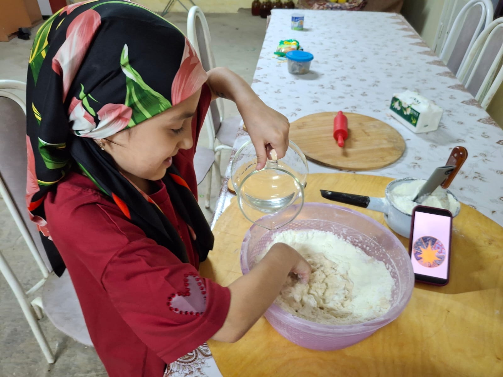 Замесить тесто из муки ,воды,соли
