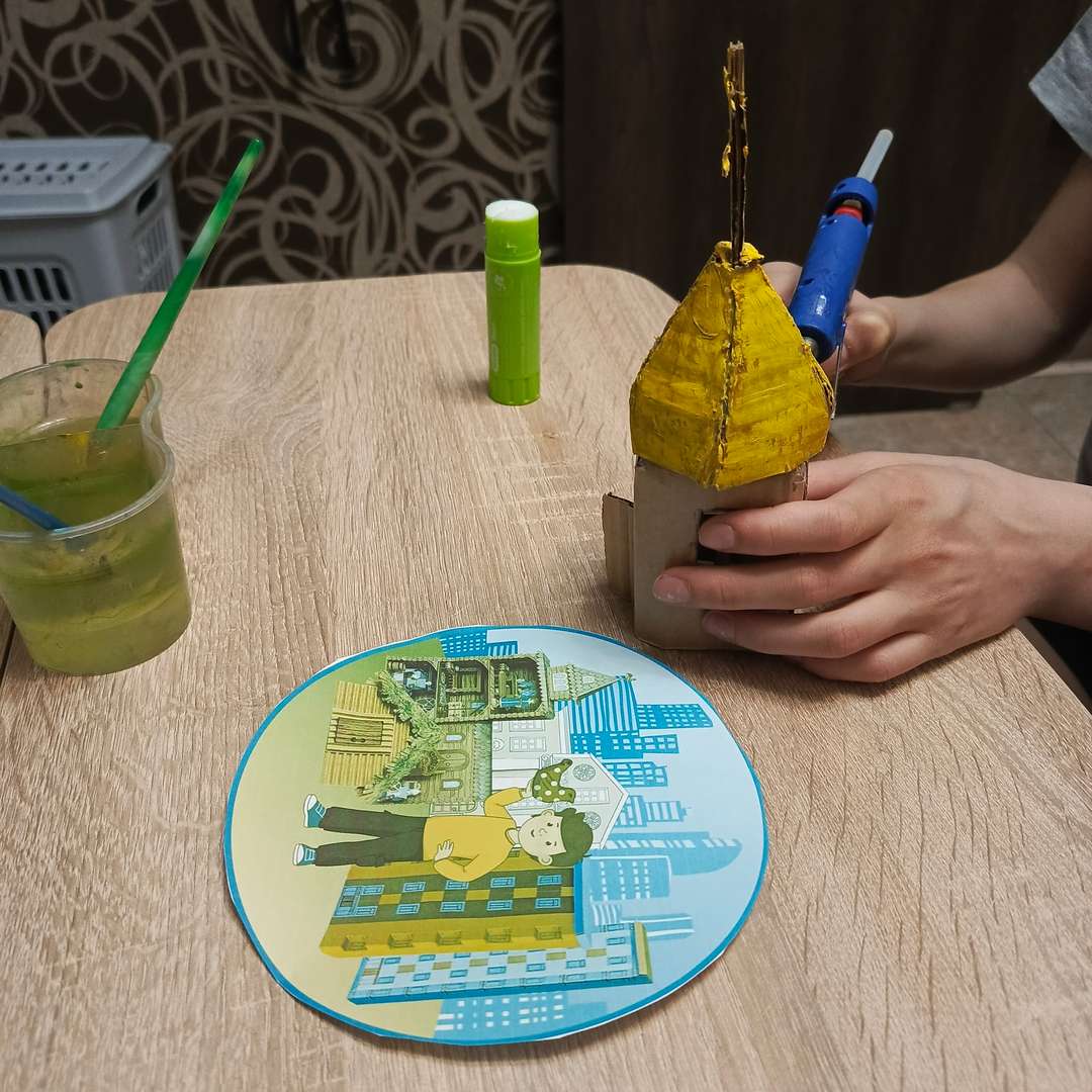 Это церковь деревянная. Клей пистолет и картон. Купол позолоченный. 