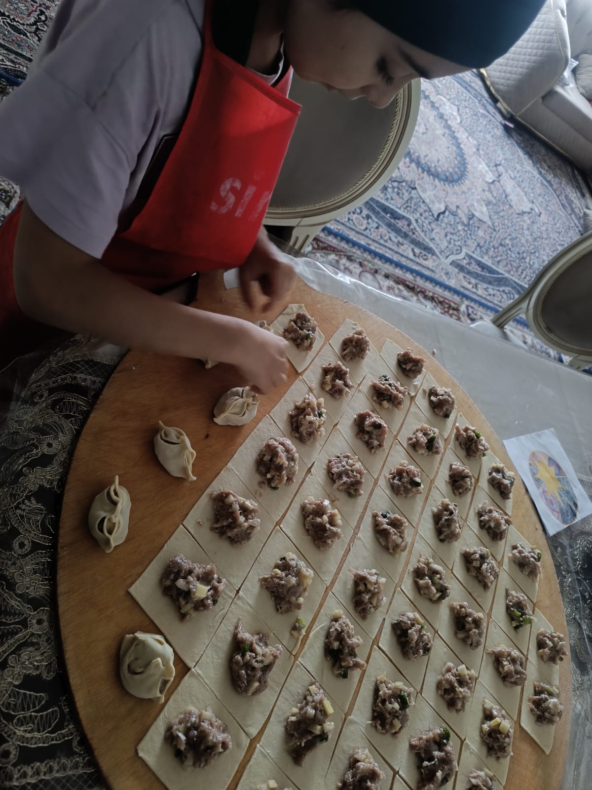 На квадратики кладу мясо с луком и картошкой.