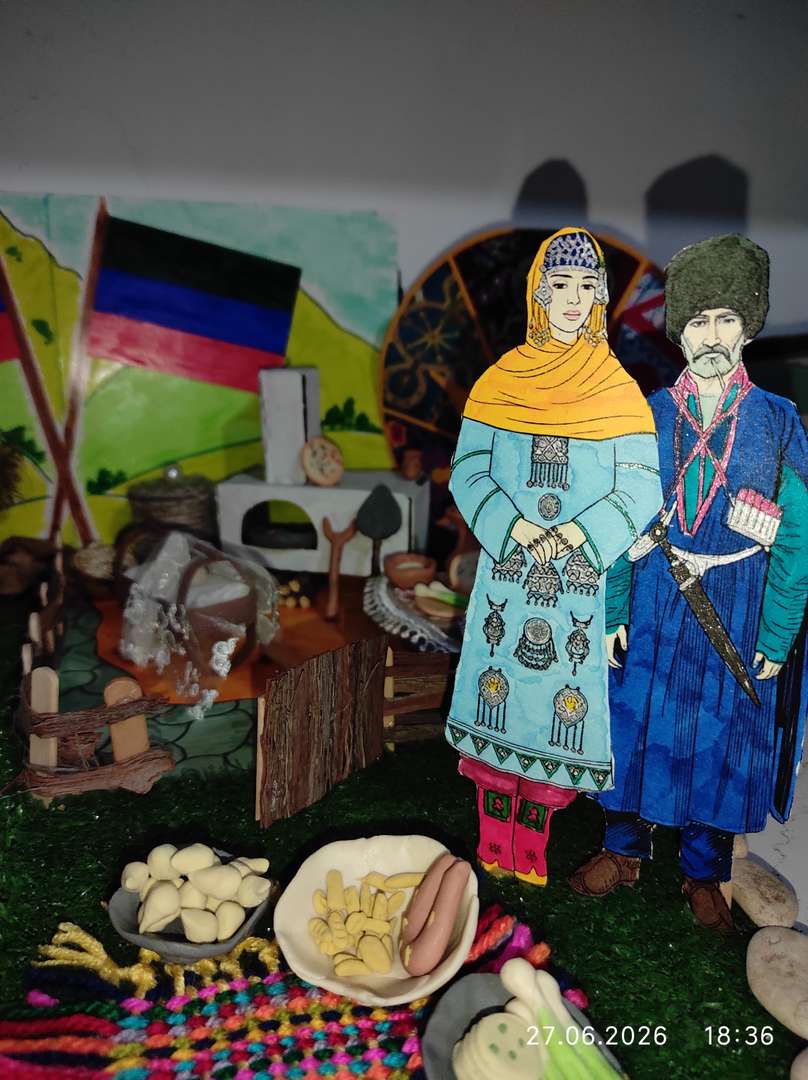 Одежда мужчины-горянина была прочной, удобной для верховой езды и отражала его статус. Наряды горянок отличались невероятным богатством тканей, женственностью и обилием серебряных украшений.