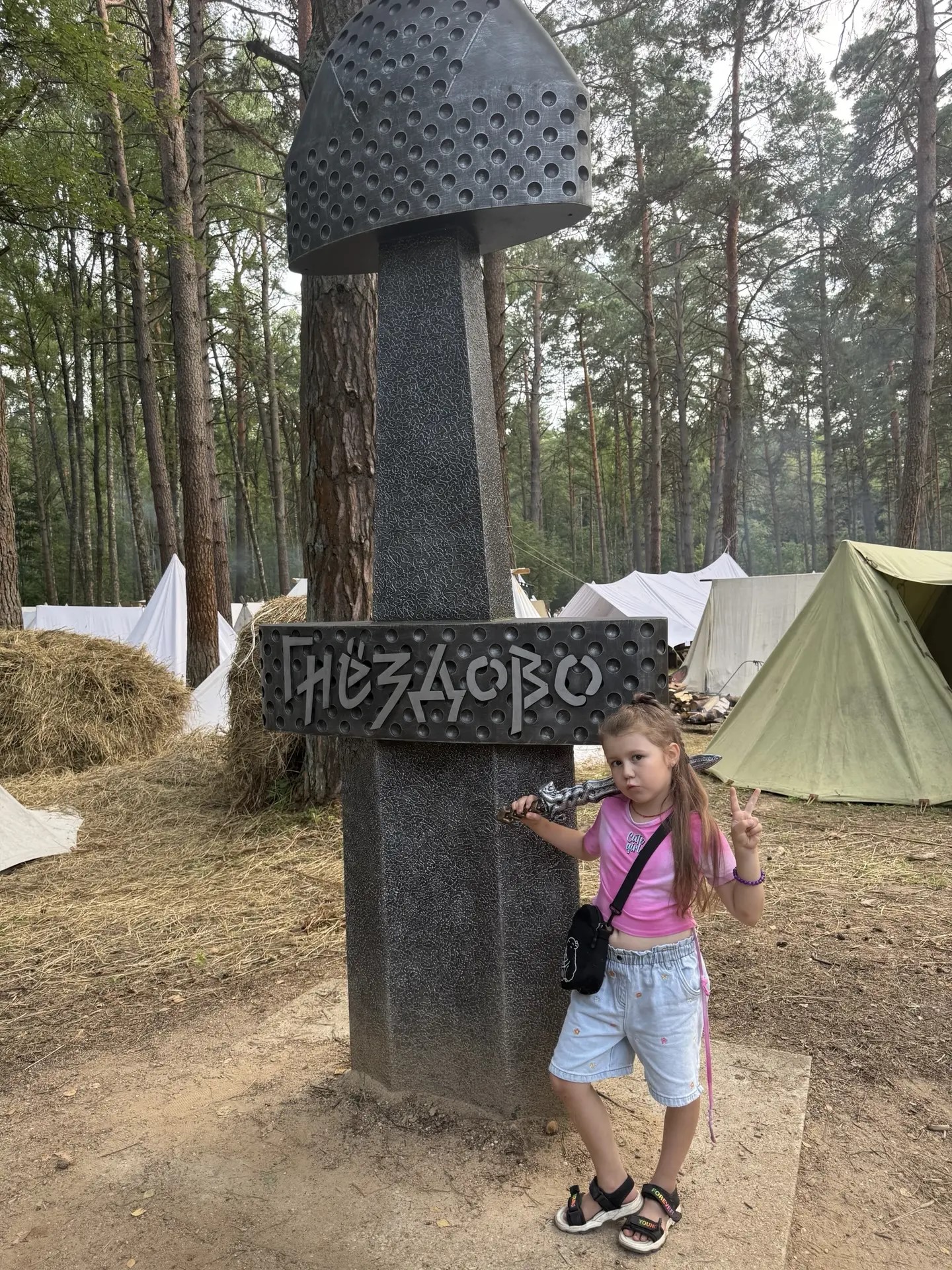 Посетили ежегодный фестиваль исторической реконструкции "Гнездово". Там я делала кружку из глины, дралась на мечах.
