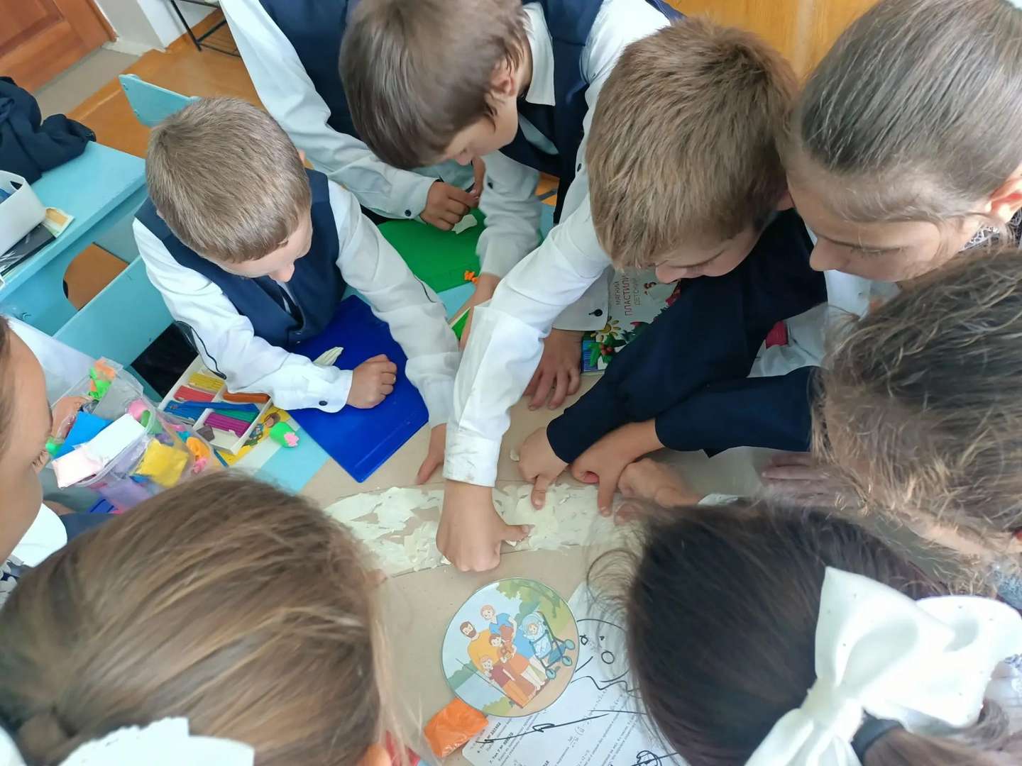 Следующим шагом было, подготовка основы работы. Для этого взяли плотный картон, сделали наброски и начали работать