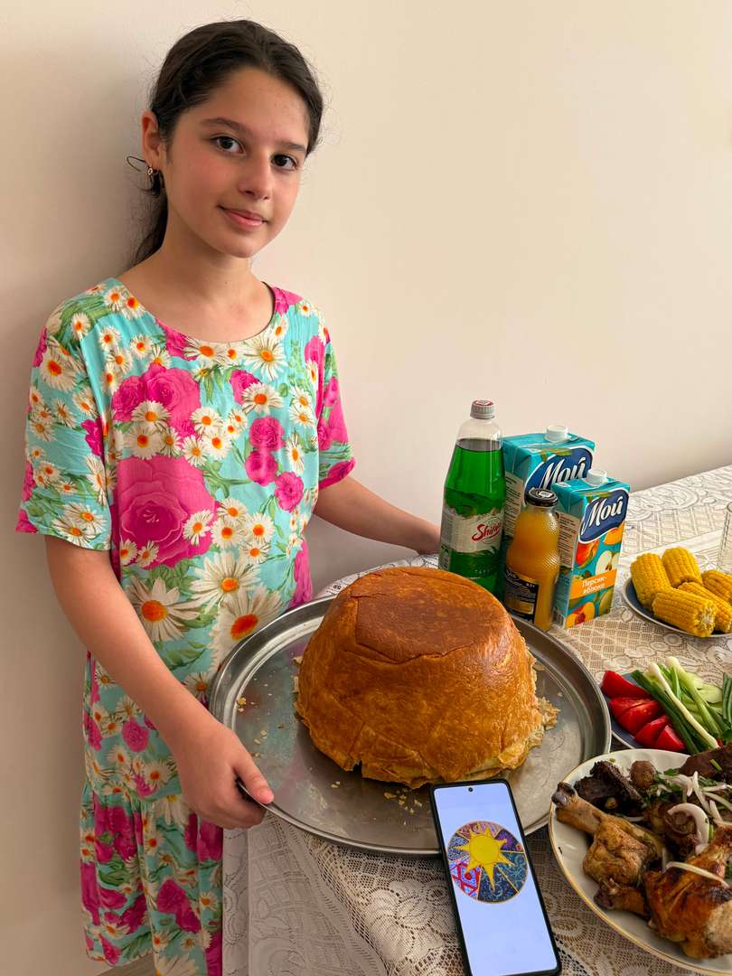 Готовый плов переворачиваем на блюдо, чтобы корочка оказалась сверху.