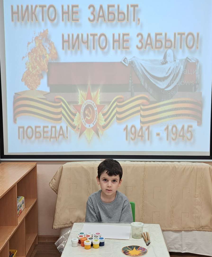 Приступая к созданию коллажа, подготовил себе рабочее место и все необходимы материалы.