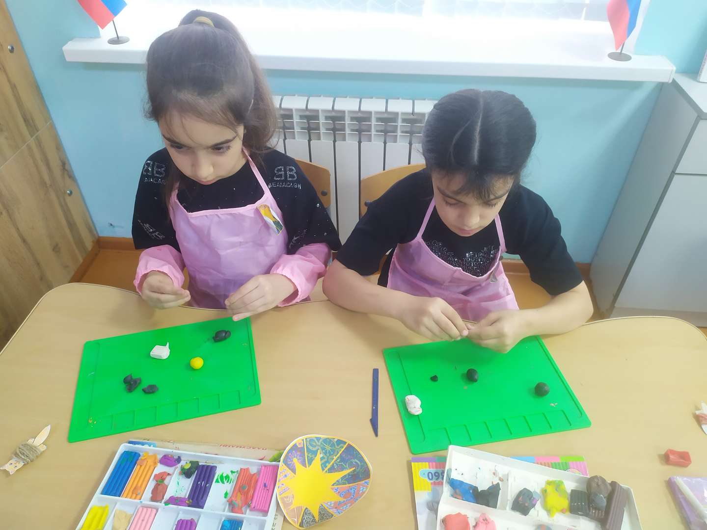 Снова переходим к работе с пластилином. Нам надо слепить овечек.