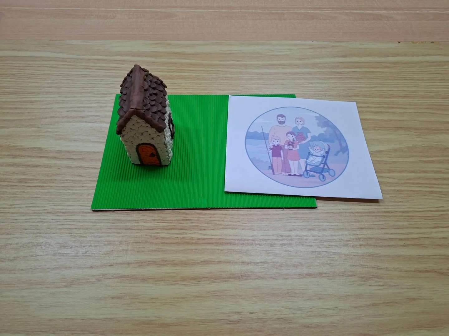 Шаг 3. Вырезали и склеили домик. Закрепили его на основе.