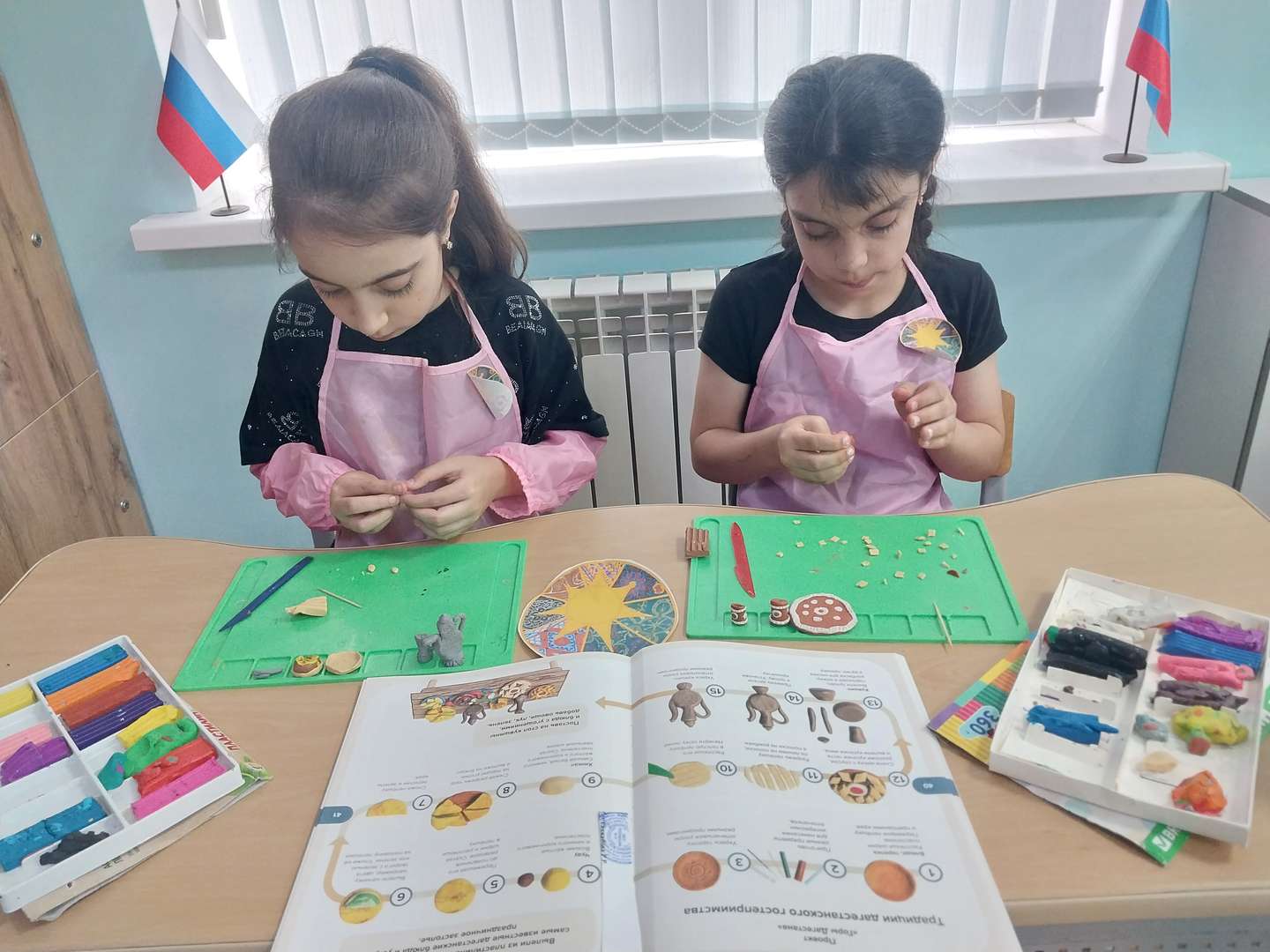 Лепка керамической посуды и блюд для сервировки стола.