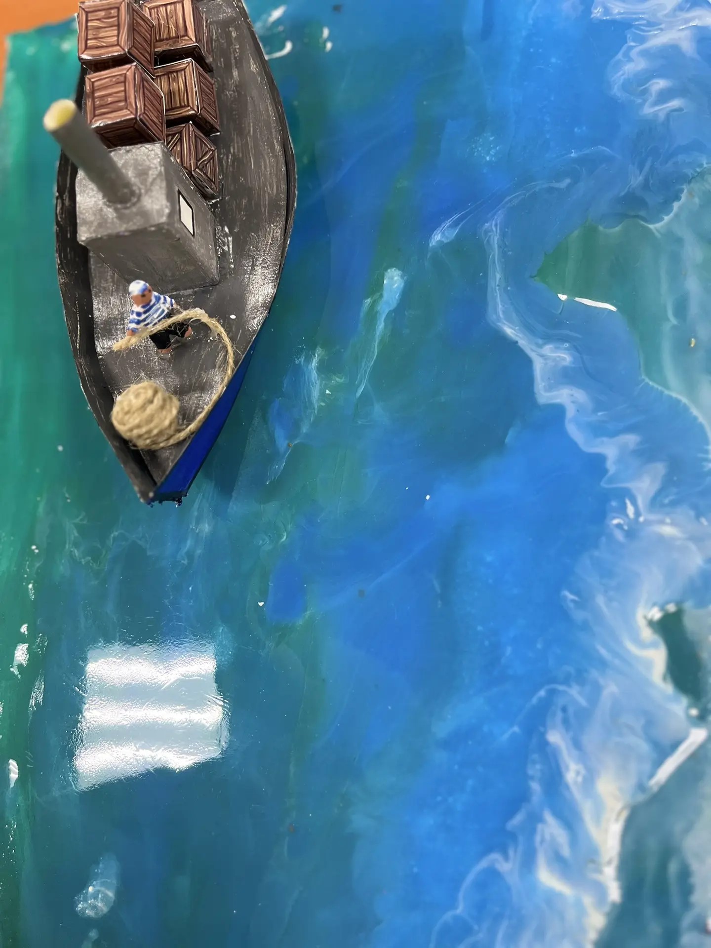Затем мы установили на море баржу с фигуркой матроса, который усердно тянет верёвку, создавая атмосферу настоящей портовой жизни