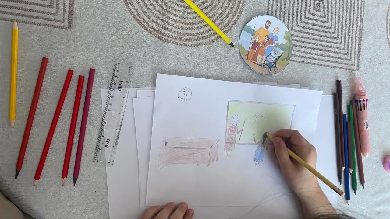 Теперь я тоже ученица. Я наблюдаю, как моя учительница заботится о нас и отдаётся своей работе.