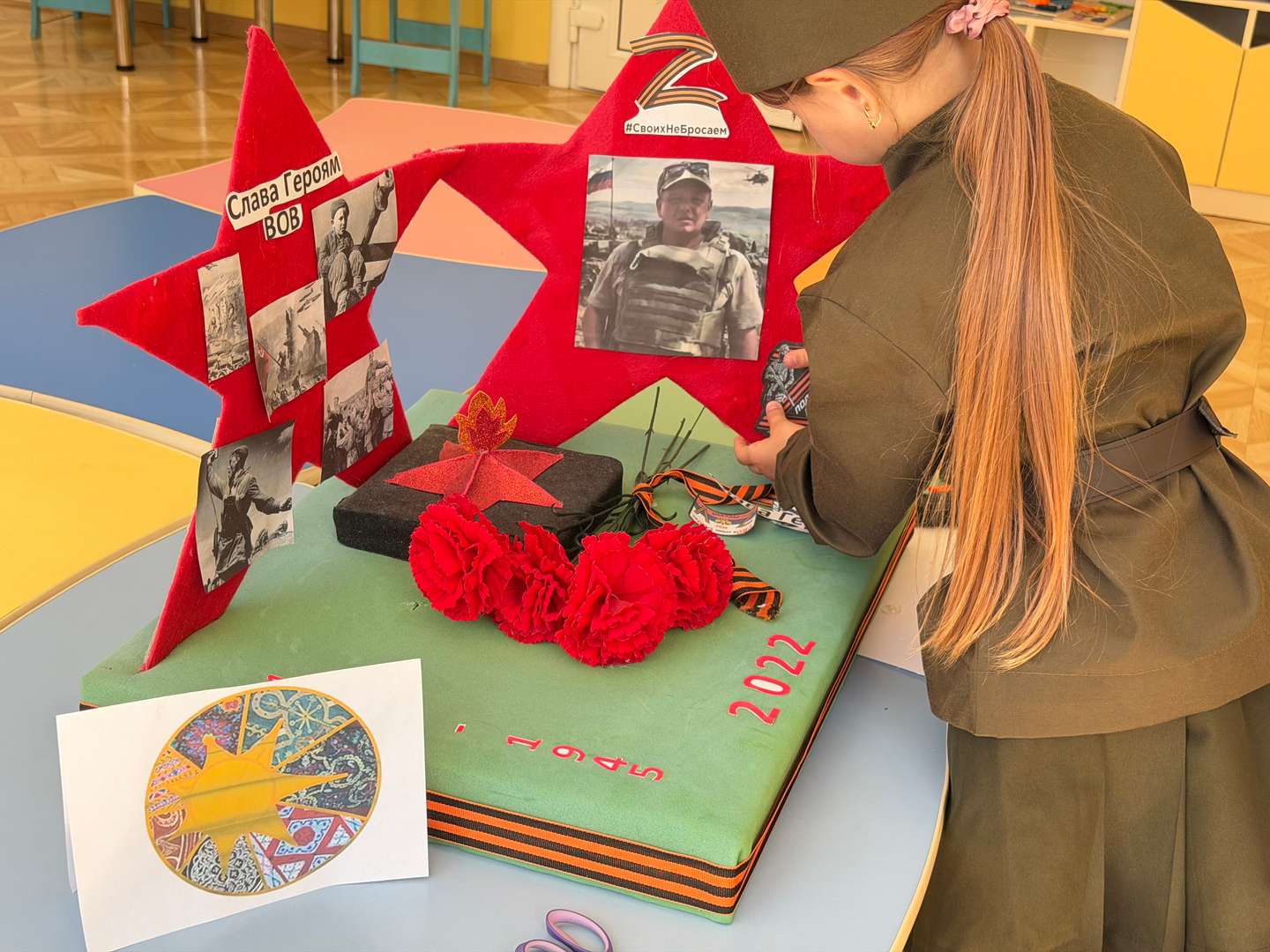Доклеиваю символы СВО, ZA Победу, ZA веру, ZA наших