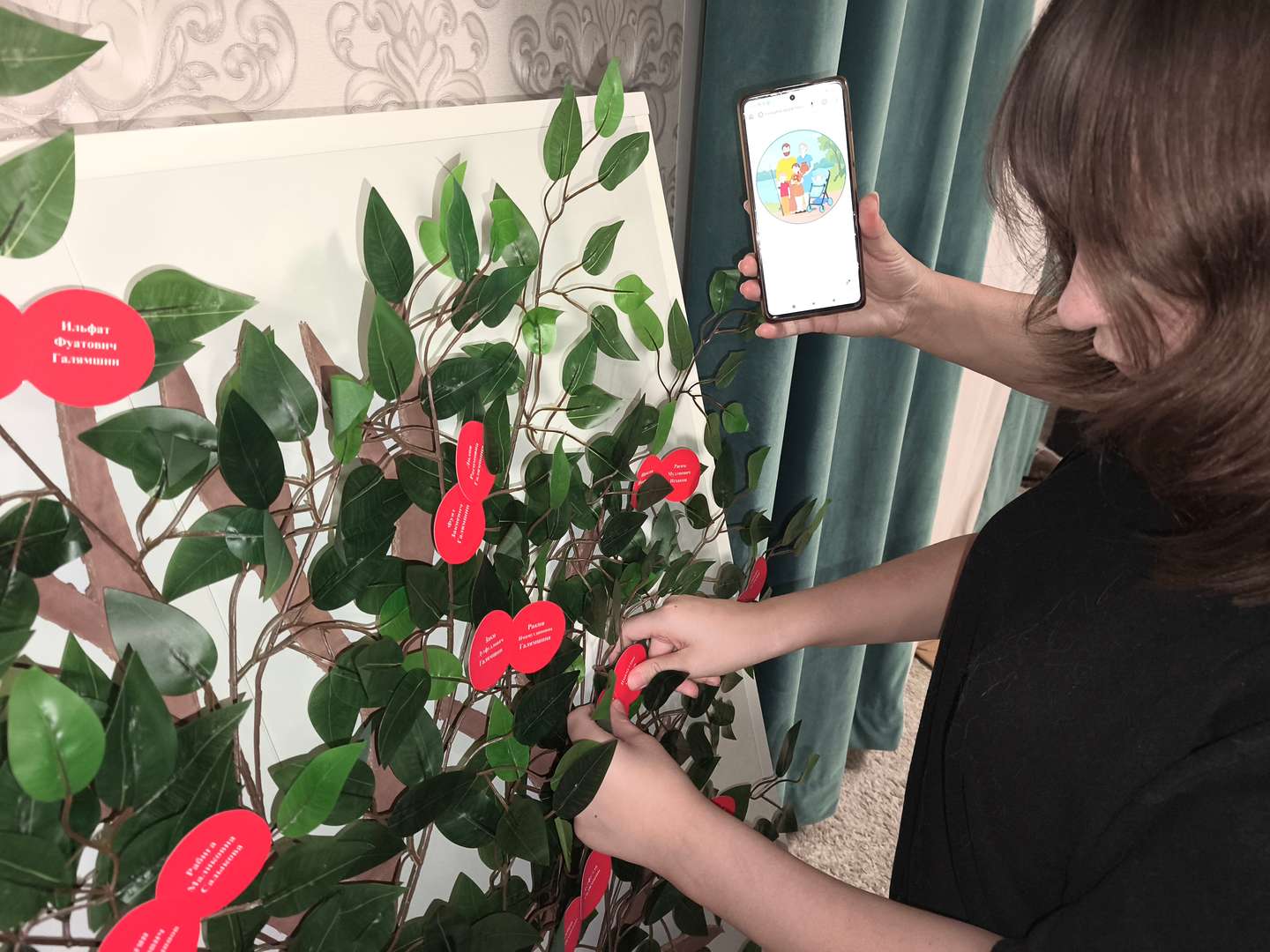 Девочки продолжают приклеивать приготовленные ранее кружки