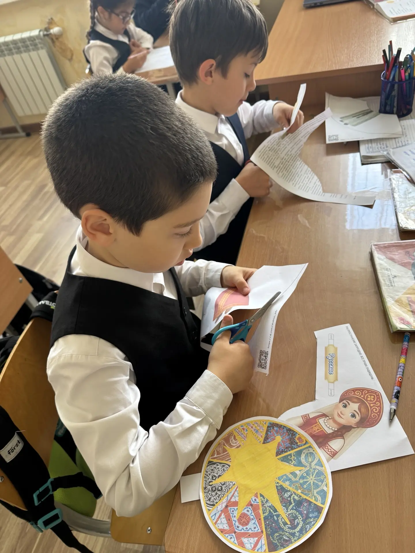 ученики вырезают детали
