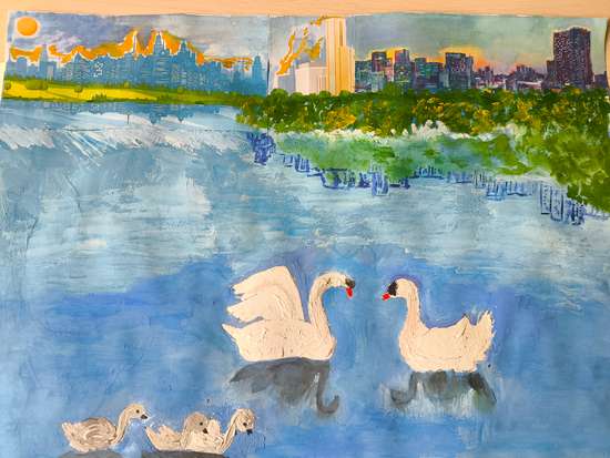 Лебеди в городском парке