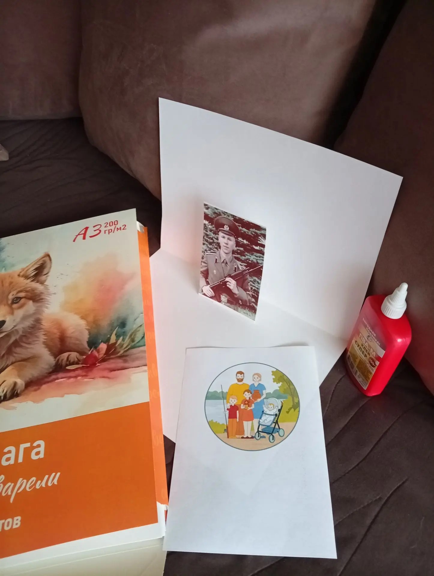 У каждого члена семьи отдельная страница в книге, на которой приклеены фотографии, аппликации, тексты о проектах и достижениях. 