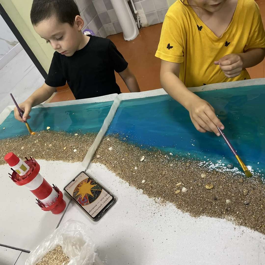 После заливки моря эпоксидной смолой мы начали фиксировать на побережье песок, чтобы создать реалистичный пляж.