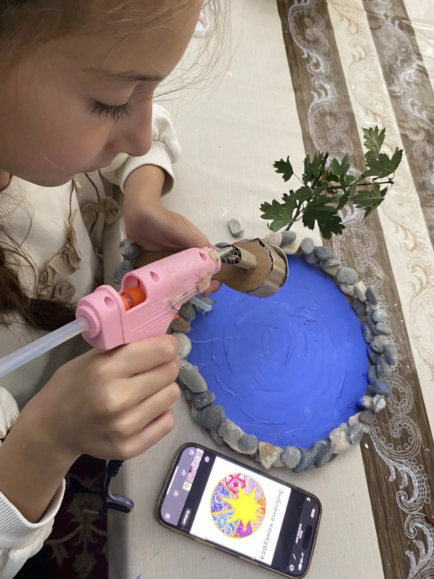 Макет искусственного пруда.