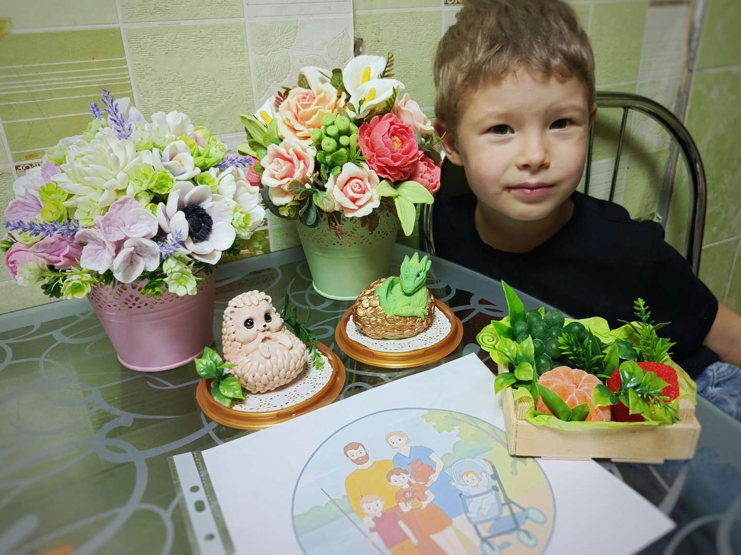 Фото с мамиными работами из мыла. Как здорово, когда есть кому передать свои умения. Для нас это не просто создание сувенира, а ценный опыт совместного созидания, укрепляющий связь между поколениями и воспитывающий любовь к ручному труду.