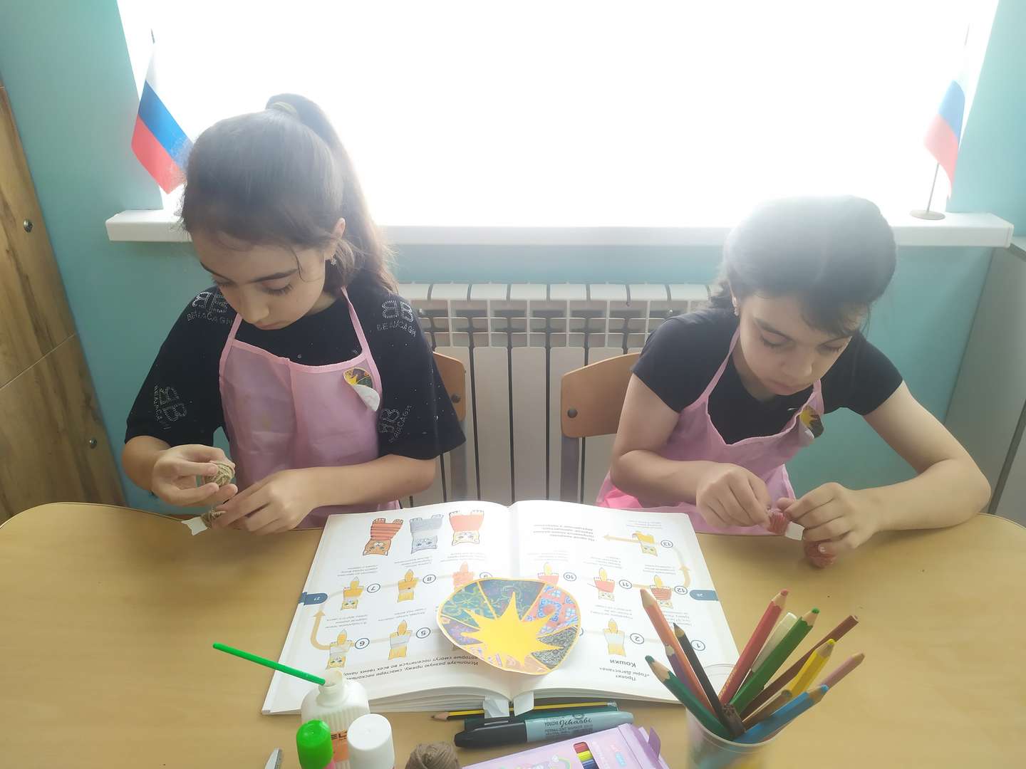 Изготовление кошек из картона и текстильных нитей.