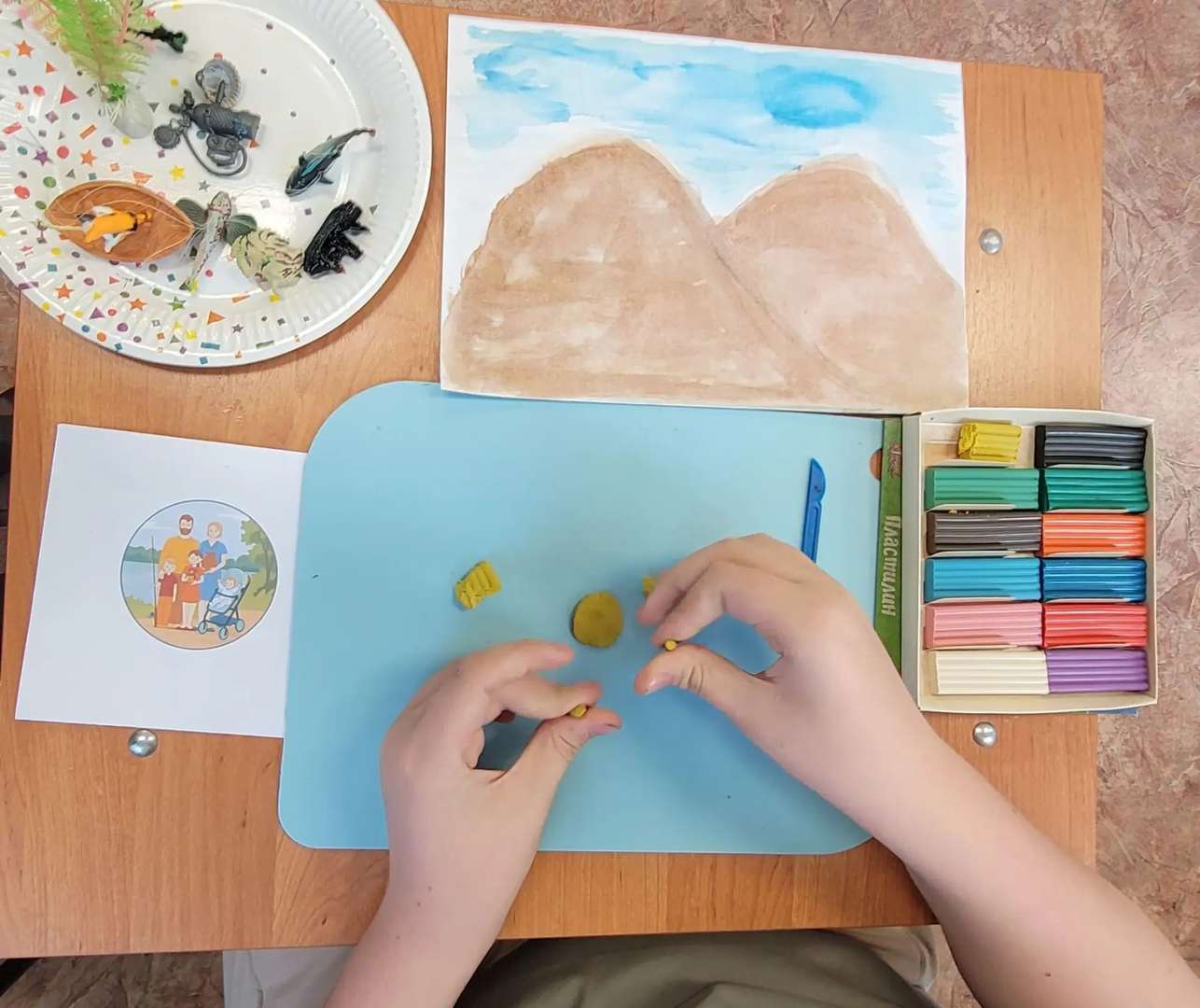 Из пластилина делаю солнышко