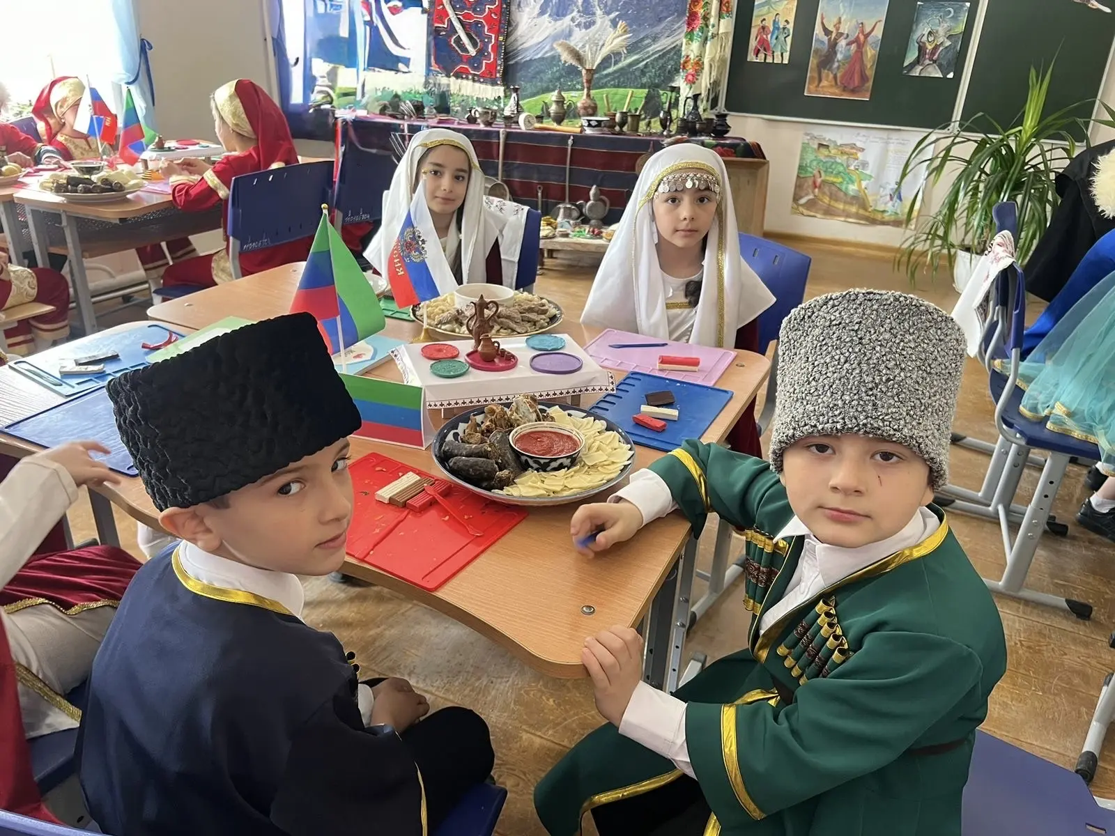 на занятии группа "Кумыки" лепят кумыкские хинкалы