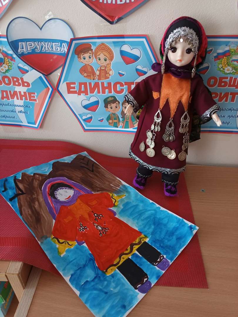 Тут у меня уже готовая работа, в которой изображён рисунок гор, неба, реки и девочки горянки.