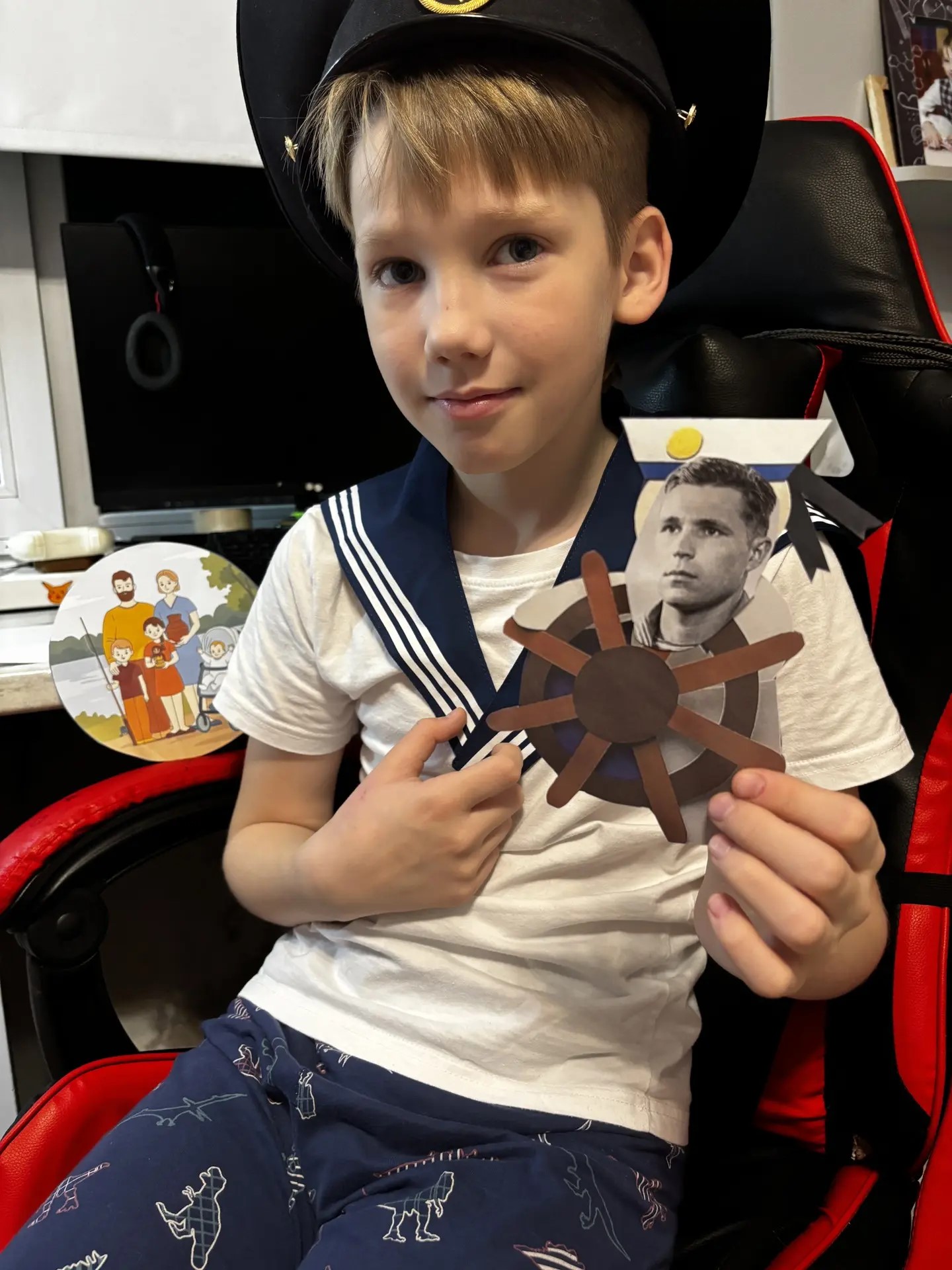Мой прадедушка был настоящим морским волком. СОКОЛОВ Павел Алексеевич в 1944 году по достижению 18 лет был призван на воинскую службу, участвовал в боевых действиях по освобождению территории полуостров Средний и Рыбачий от немецко-фашистских захватчиков. 
По окончанию Великой отечественной войны продолжал службу на Северном флоте на побережье Мотовского и Кольского заливов.
Награды – орден Великой отечественной войны 2 степени, медали – За оборону Заполярья - За победу над Германией. - 30 лет РККА. 
Бабушка часто показывает его старые фотографии: он в форме, на фоне огромного корабля, а ветер так и треплет волосы. Прадедушка рассказывал моему папе, когда папа был еще маленьким, что море бывает разным: то ласковым и спокойным, то грозным и штормовым, но он его всё равно обожал. Он столько историй рассказывал про китов, про северные сияния прямо с палубы, про то, как корабли пробиваются сквозь льды, а папа все его рассказы передал мне… 
