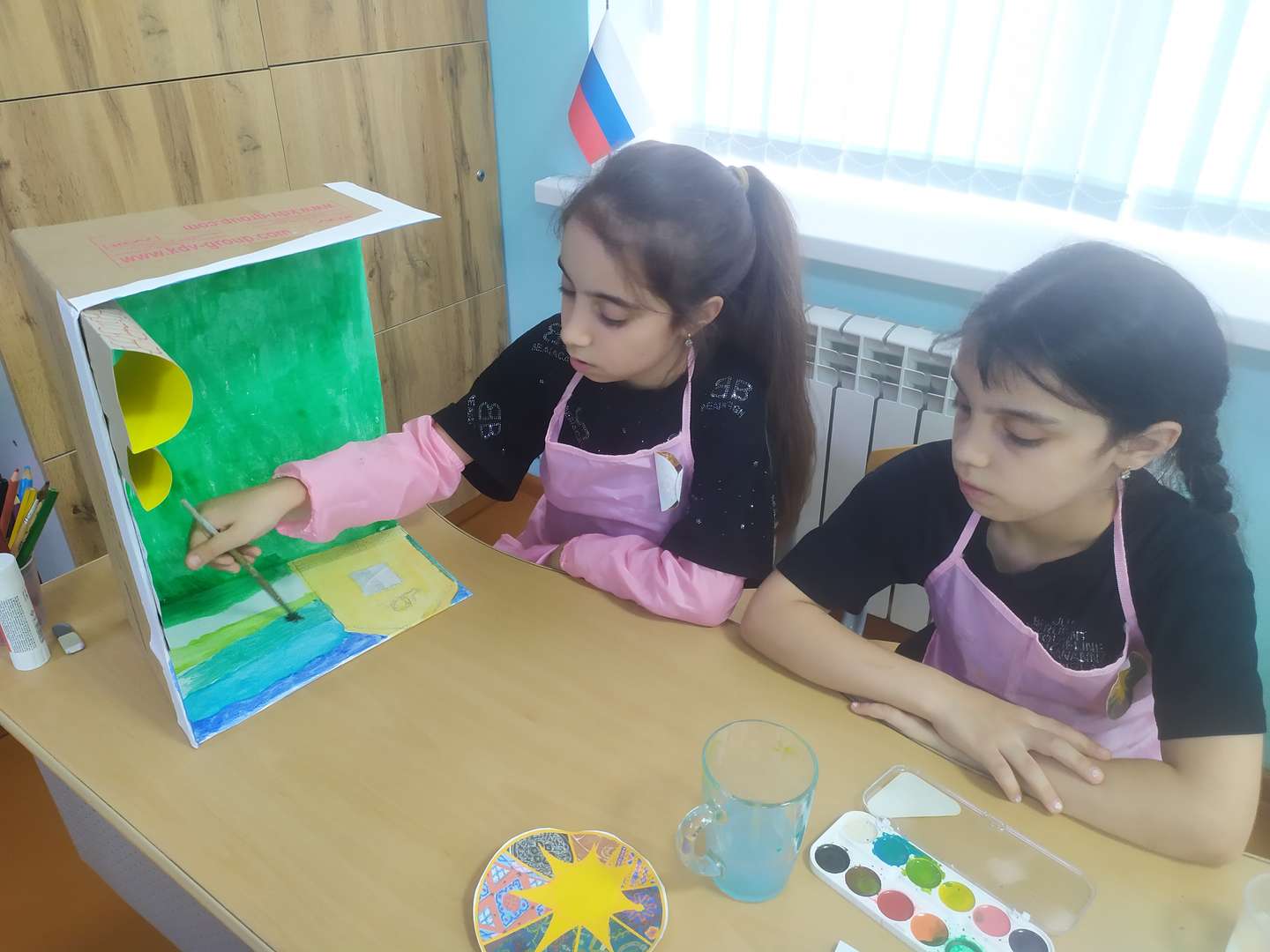 Покраска коробки-основы выполняется акварелью и гуашью.