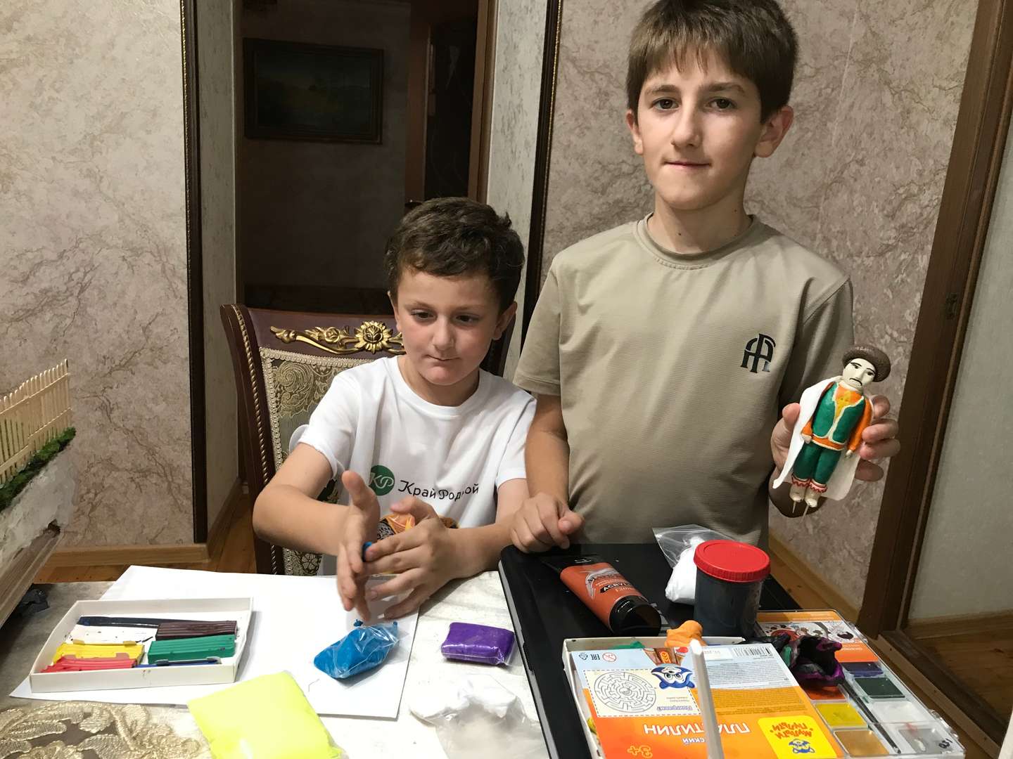 Готовим предметы быта, фигурки людей в национальной одежде