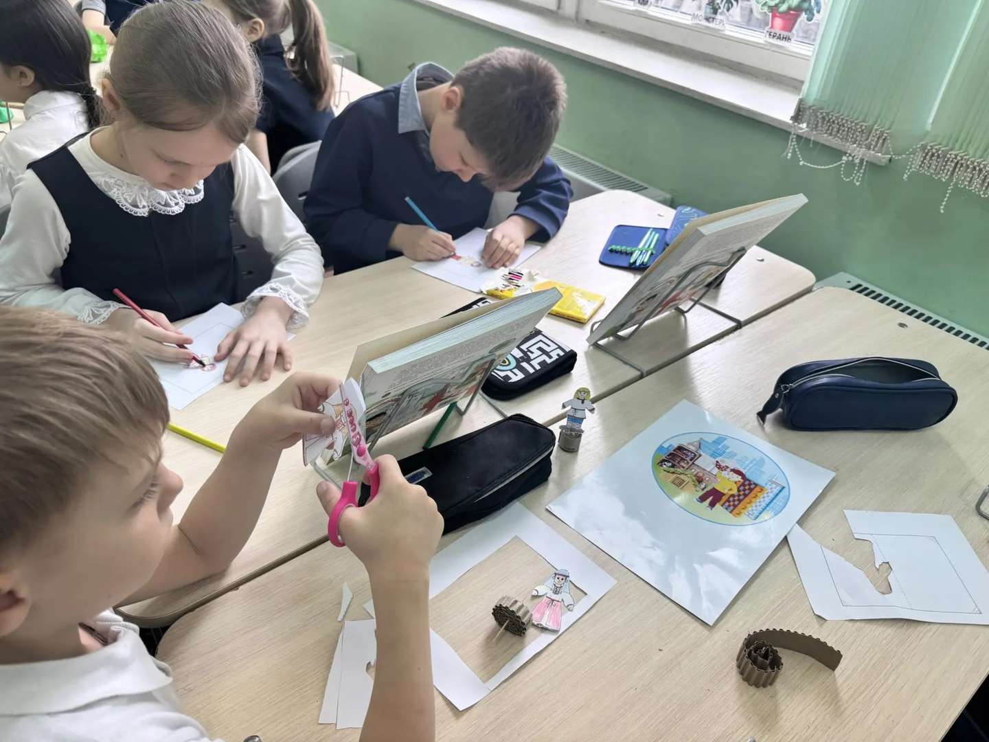 Из бумаги делали с душой-жильцов заселили на холм наш большой.