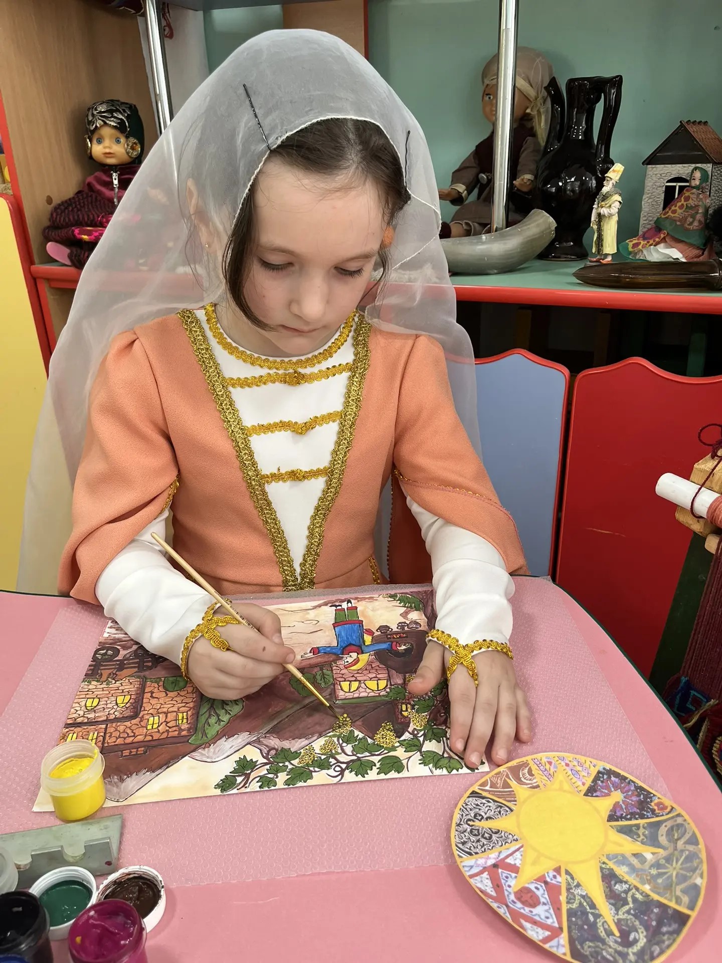 Поэтапная прорисовка мелких деталей (листья, гроздья, усики).