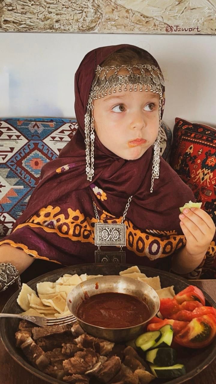 Выкладываем в большую тарелку, мясо, хинкал и немного овощей, а самое главное не забываем про соус, у меня чесночно-томатный.
Дегустируем...ммм... получилось вкусно!!!