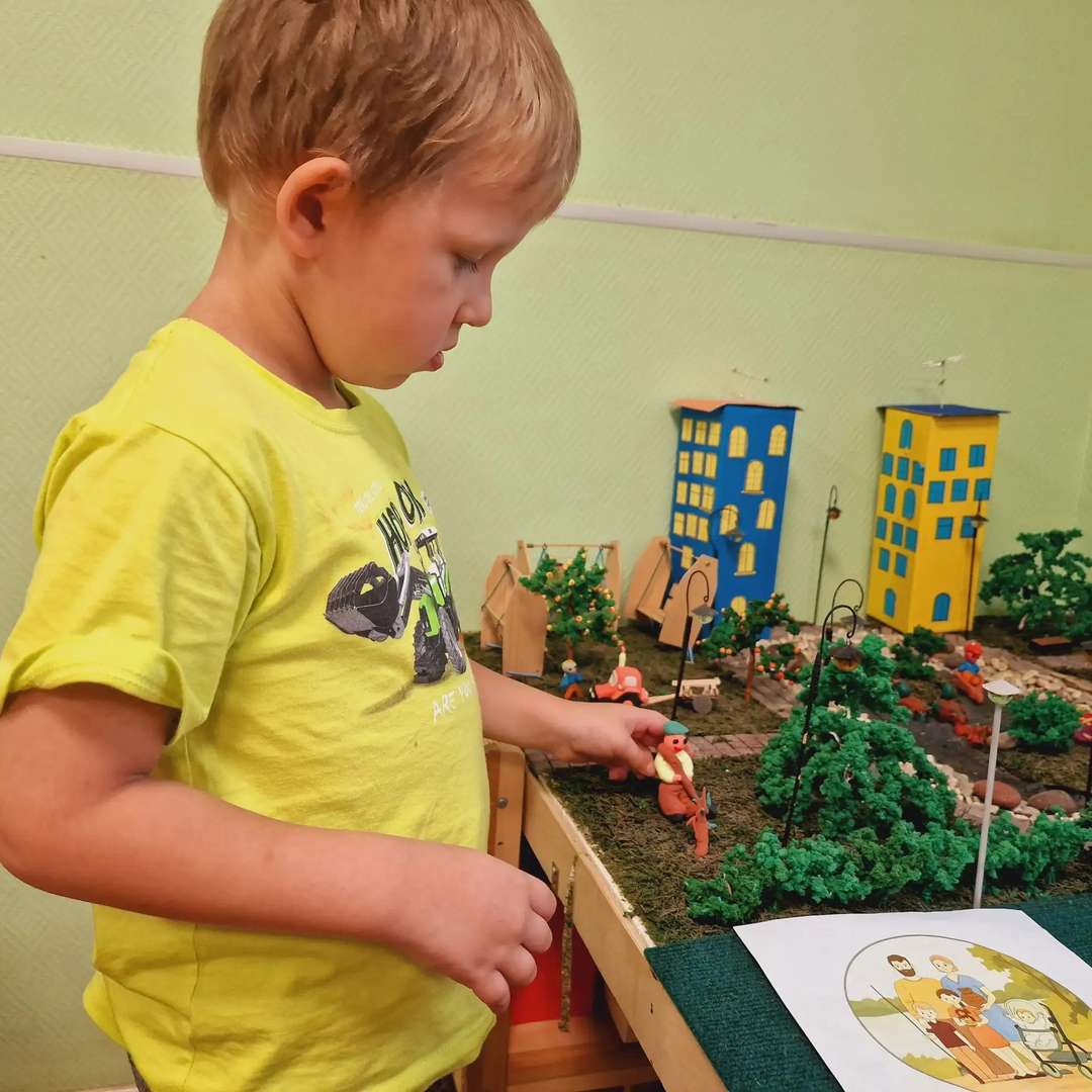 И, конечно же, мы слепили добрых людей, которые много лет назад сажали наш прекрасный яблоневый сад. Мы поставили их фигурки прямо на зеленый мох, и теперь кажется, что они прямо сейчас бережно опускают в землю маленькие саженцы, из которых потом вырастет наше огромное белое облако из цветов. Мой макет оживает, и на нем теперь видно, сколько любви и труда люди подарили нашему району!