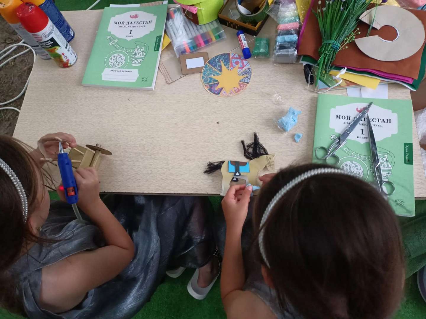 Девочки доканчивают изделия лошади и арбы