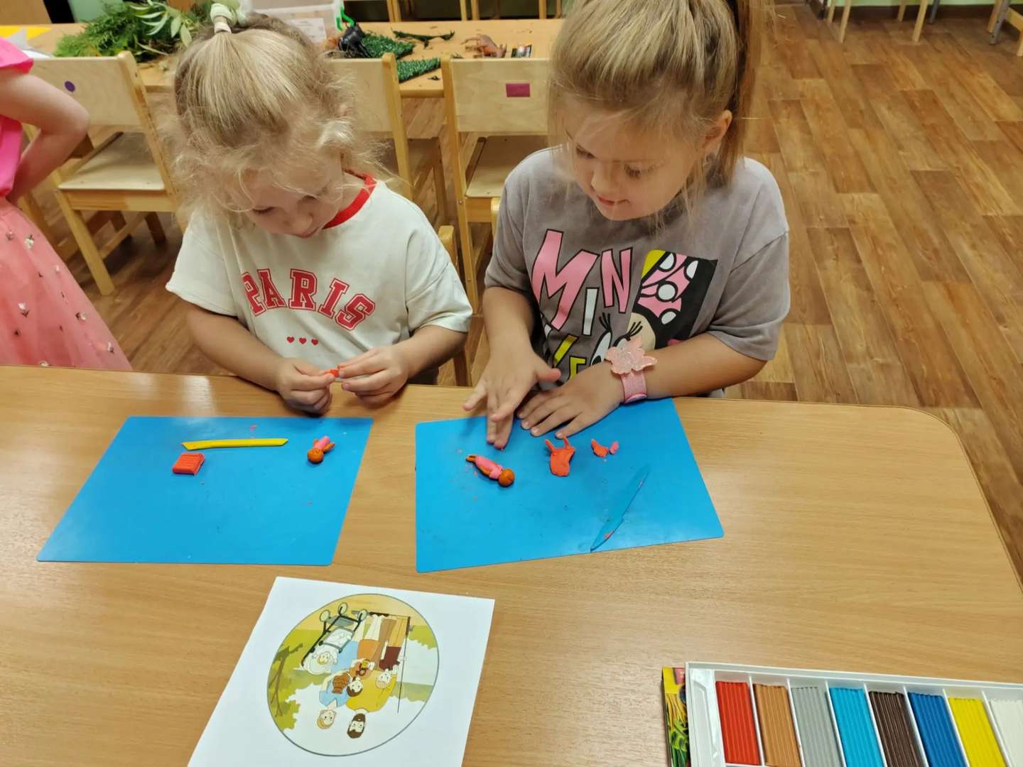 Конечно же, в наших густых лесах обязательно должны обитать разные жители! Мы с ребятами решили, что без зверей наш сказочный край будет грустить. И тогда мы достали много разноцветного пластилина и принялись за работу! 🦊🐻
Мы очень старались, чтобы каждое животное получилось как живое. В наших лесах поселились косолапые мишки, быстрые зайчики и хитрая лисичка. Мы лепили им маленькие ушки, хвостики и носики, а потом аккуратно прятали их под кустиками с ягодами и в тени высоких сосен. 🐾
Теперь в нашем лесу кипит настоящая жизнь! Кто-то из зверей пошел к озеру попить водички, а кто-то спрятался в густом мху. Когда мы расставили всех пластилиновых обитателей, наша поделка стала выглядеть как настоящий маленький мир Карелии. Все ребята в группе подходили посмотреть, кто где спрятался, и это было так здорово! 🐰✨