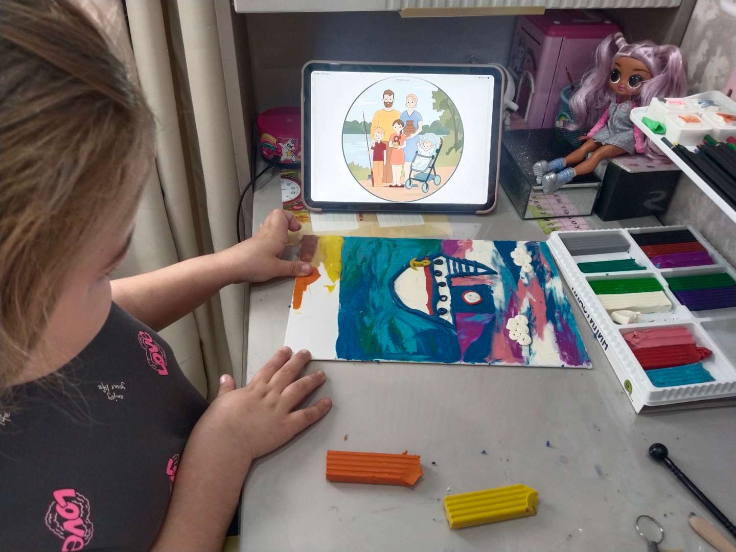 Переходим к нижней части "Суша"
Возьмём коричневый ,охра,жёлтый и оранжевый цвета пластилина. Используем так же технику размазывания.