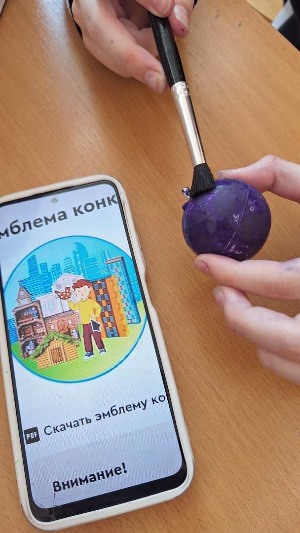Планеты: Пенопластовые шарики разных размеров (их легче всего красить и протыкать). Если их нет, можно скатать шарики из фольги или газет, обмотанных малярным скотчем.
Покраска: Раскрасьте шарики. Солнце сделайте самым большим и ярко-оранжевым. 
Не забудьте про особенности: Земля — сине-зелёная, Марс — красный, Сатурн — с кольцом (его можно вырезать из картона).Соблюдение масштаба: Постарайтесь сделать Юпитер и Сатурн заметно больше остальных планет.