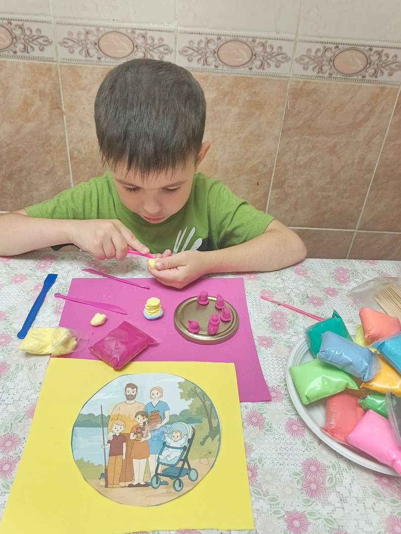 Заготовка столика для чаепития, предметы из пластилина