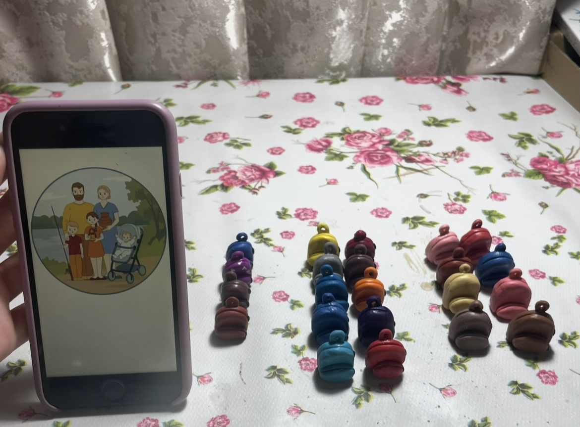 Леплю из пластилина 22 рюкзака (остальные 4 я не слепила, потому что парты, которые стоят возле окон, они прижаты к подоконникам, и рюкзаки не поместятся, и видны не будут).