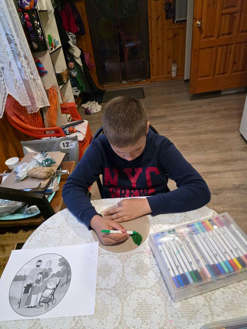 Вырезаем основу из картона и раскрашиваем.