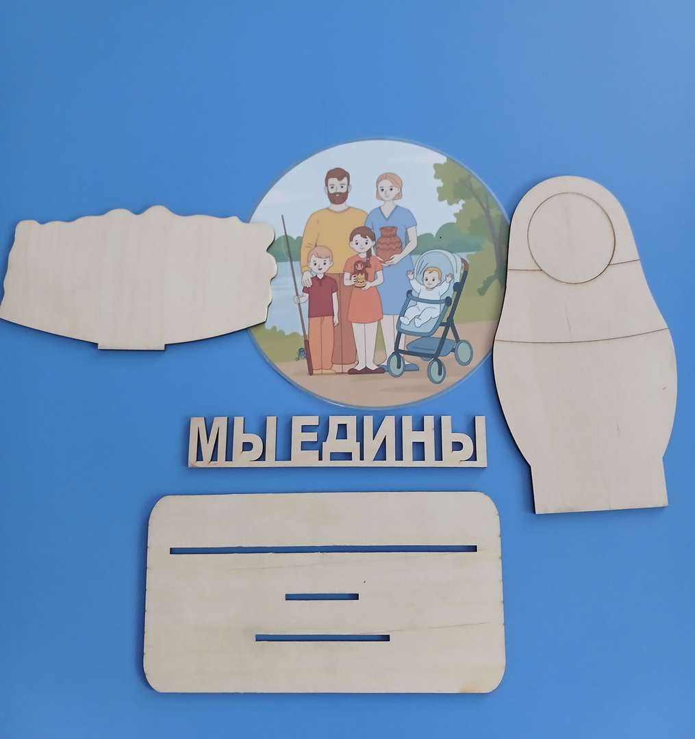 Основной фон поделки это матрешка-триколор.