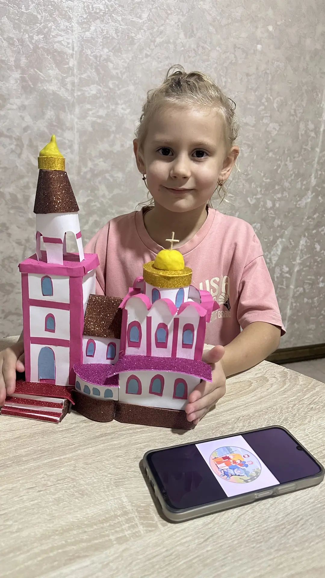 красим купола церкви желтой гуашью