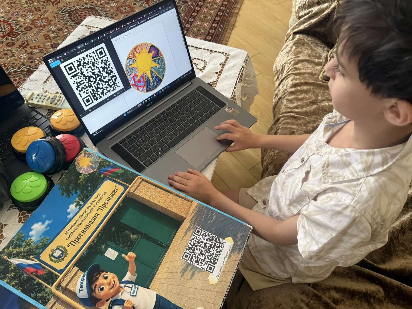Процесс создания QR кодов для ссылок. В этом мне помогает мама
