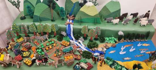 Праздник урожая на берегу реки.