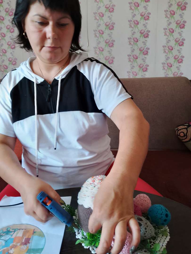 Мама, как настоящая волшебница, приклеивает каждый лепесточек клеем, собирает всё воедино и делает  из заготовок настоящую красоту. 
