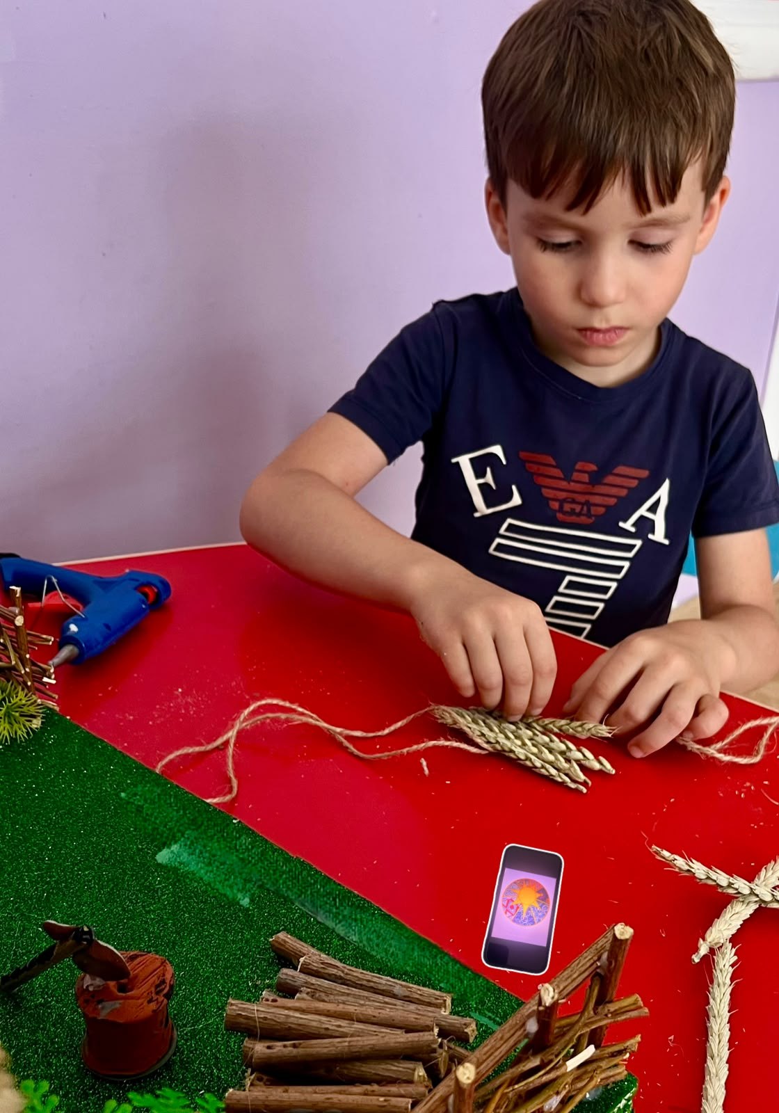 Склеивая искусственные колосья пшеницы в стог.