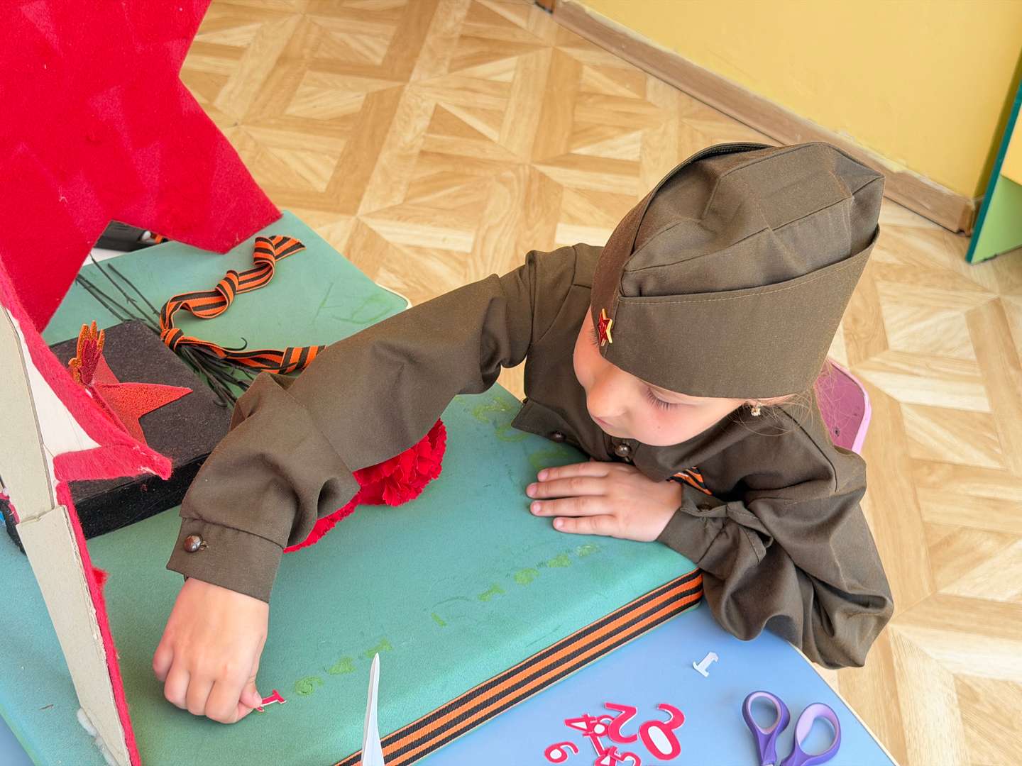 Приклеиваю памятные даты 1941-1945, 2022гг.